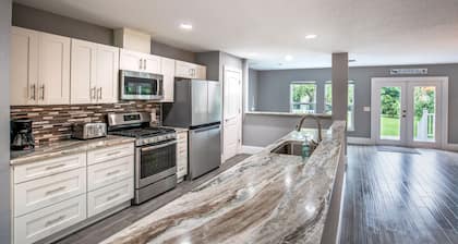 Beautiful tranquility, 1 block from the Indian River with heated pool