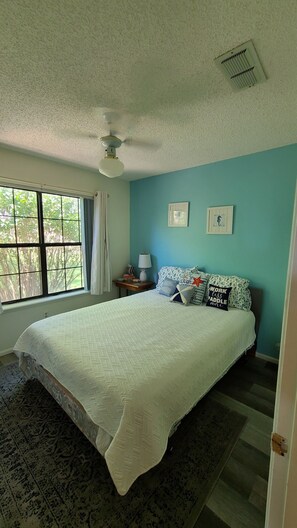 4 bedrooms, travel cot, free WiFi, bed sheets - 4 Bedroom Lake House with fantastic views and plenty of space. (Logan)