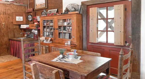 Dining - Santa Fe Railcar Cabin - River Access (Glen Rose)