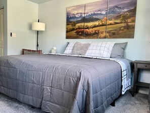 1 slaapkamer, een bureau, een strijkplank/strijkijzer, reisbedje