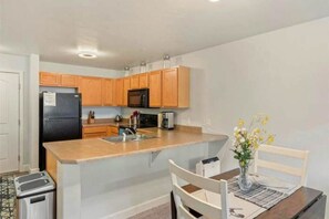 Fridge, microwave, oven, stovetop - Comfortable 1 Bed/1 Bath with A/C, Hot Tubs & Great Amenities (Steamboat Springs)