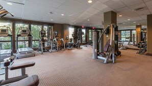 Ett gym med löpband, crosstrainers och styrketräningsutrustning.
