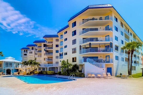 شقة - سريران فرديان منفصلان (Beach Palms 413 Beautiful Beachfront ) | حمام سباحة | حمّام سباحة مُدفَّأ