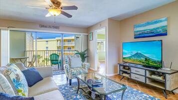 Condo, 2 Twin Beds (Beach Palms 413 Beautiful Beachfront ) | Living room