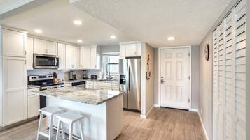 Condo, 2 Twin Beds (Blind Pass Lagoon Unit 404 Boat Frien) | Private kitchen