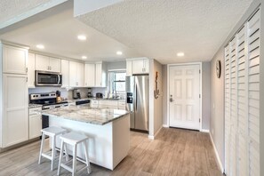 Apartamento, 2 camas individuales (Blind Pass Lagoon Unit 404 Boat Frien) | Cocina privada