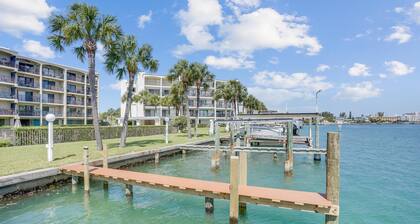 Blind Pass Lagoon Unit 404 Boat Friendly, Pool, Close to it All!