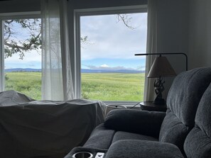 Interior - 4 bedroom home with Mt Hood and Adam Views (Dufur)