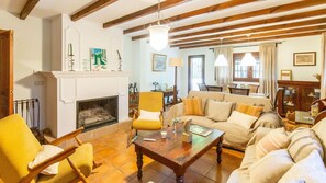 TV, lareira, mesa de pingue-pongue