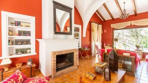 TV, lareira, mesa de pingue-pongue