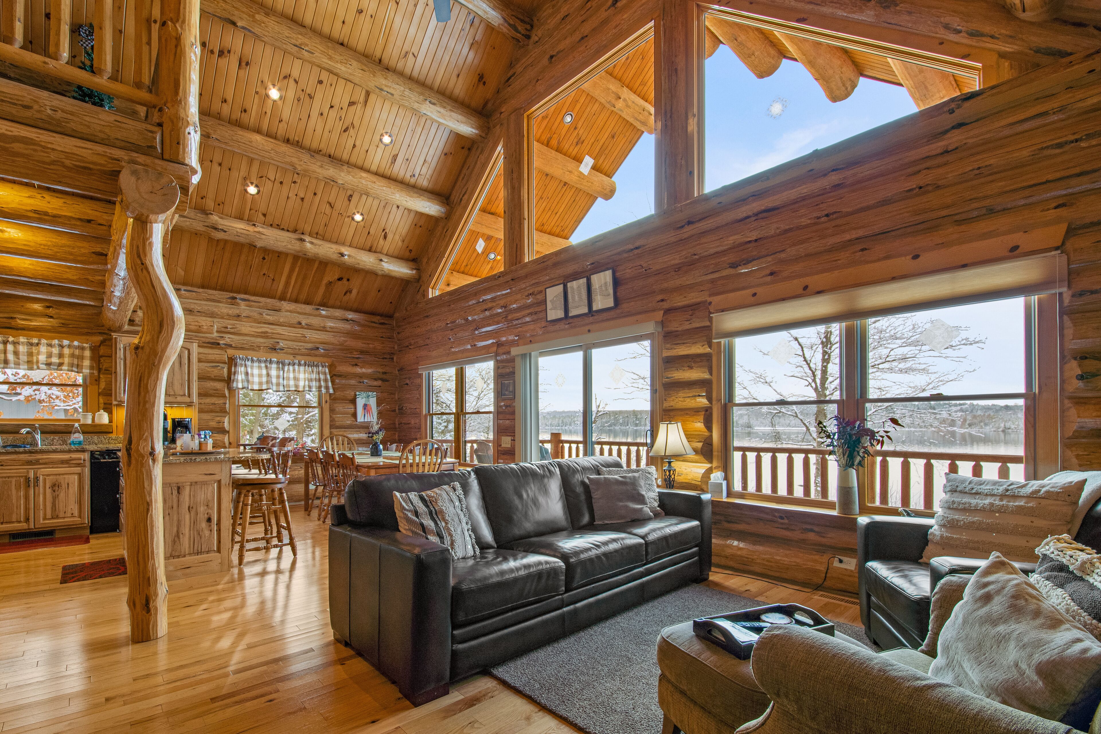 Relaxing Lakefront Log Cabin home on Clam Lake!