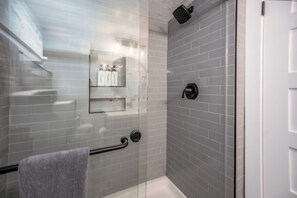 Dusche, Haartrockner, Handtücher, Seife