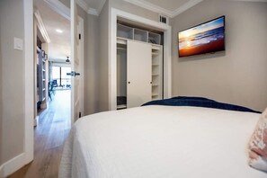 1 bedroom, iron/ironing board, travel cot, free WiFi - Steps to Beach - Pool + Resort Access (Galveston)