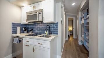 Réfrigérateur, micro-ondes, plaque de cuisson, lave-vaisselle