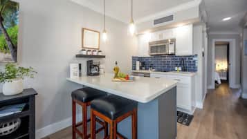 Kjøleskap, mikrobølgeovn, kokeplater og oppvaskmaskin