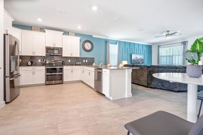 Fridge, microwave, oven, stovetop - Game Room/SPA/Themed Bedrooms/Storey Lake 22088 (Kissimmee)