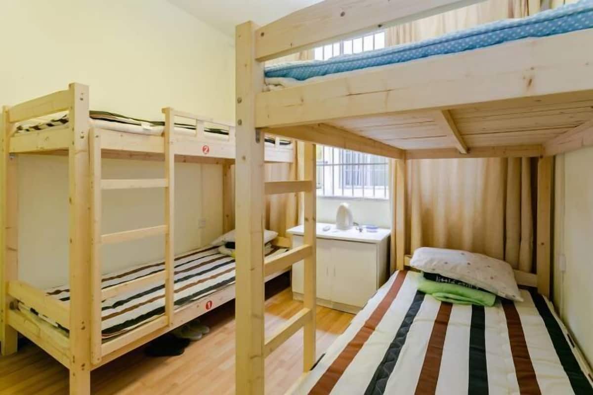 Habitación con literas, escritorio y ventana.