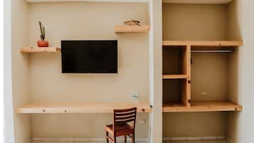 Habitación doble estándar, 2 camas matrimoniales, para no fumadores, baño privado | Televisión
