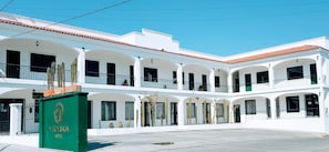 Vista frontal de la propiedad
