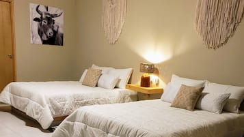 Habitación doble estándar, 2 camas matrimoniales, para no fumadores, baño privado | Ropa de cama de alta calidad y escritorio