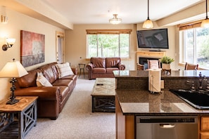 Smart TV, fireplace - Quiet condo with free parking, pool, hot tub & sauna. 7 min walk to gondola. (Park City)