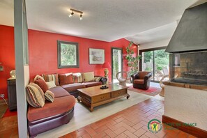 TV, fireplace, DVD player