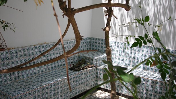 A tiled bench with a tiled wall in the background. - Charming house in a beautiful Monastirienne city (Monastir)