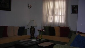 A living room with a sofa set, a coffee table, and a side table. - Charming house in a beautiful Monastirienne city (Monastir)