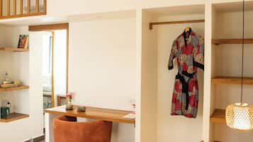 Habitación doble | Decoración personalizada, muebles diferentes y escritorio