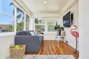 Penthouse Premium | Khu phòng khách | TV màn hình phẳng 35-inch có truyền hình vệ tinh, TV 