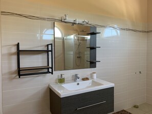 Een douche, een haardroger, handdoeken