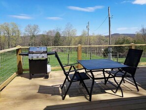 Outdoor dining - Ebenezer Cabin-Private Hot Tub, cozy Cabin w/ Loft (Sugar Grove)