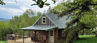 Ebenezer Cabin-Private Hot Tub, cozy Cabin w/ Loft