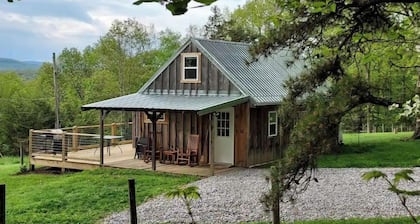 Ebenezer Cabin-Private Hot Tub, cozy Cabin w/ Loft