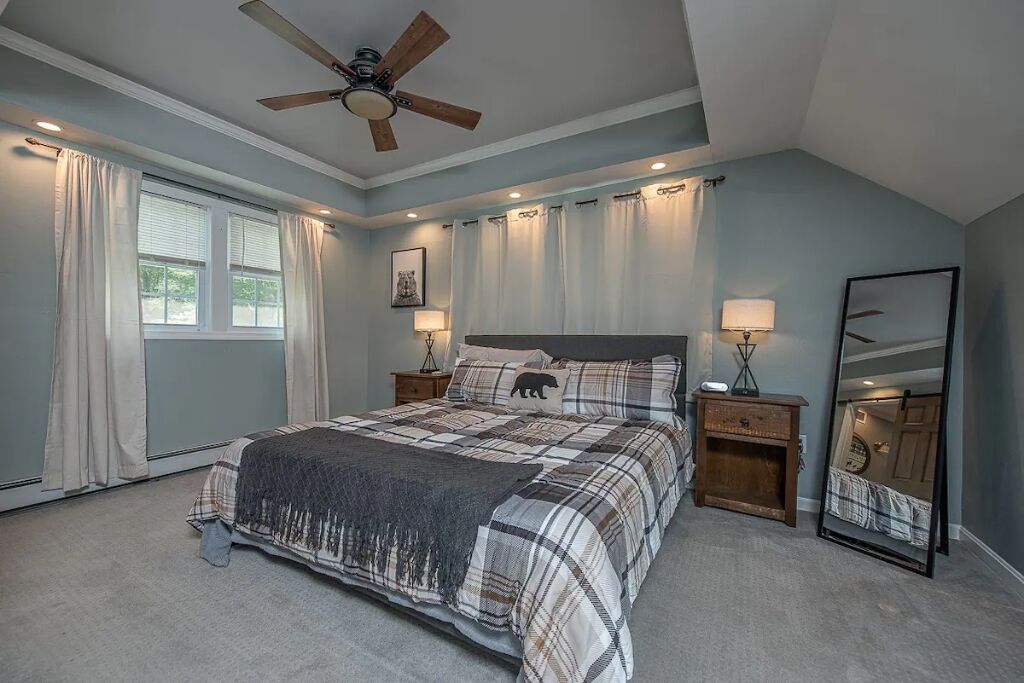 White Mountains Oasis ✬ Firepit, BBQ, 3-Season Patio, Walk to Welch-Dickey Trail