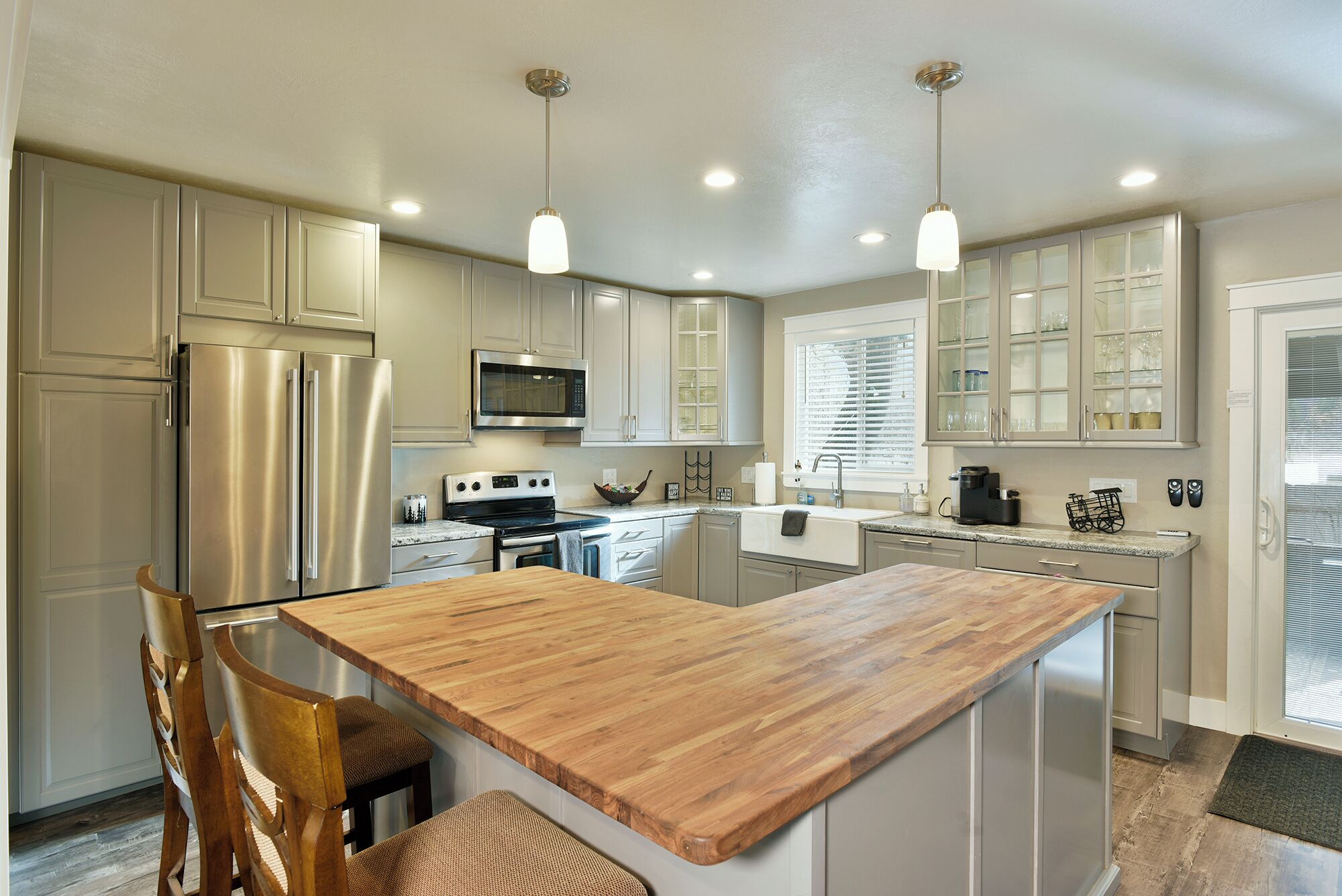 冷蔵庫、電子レンジ、オーブン、コンロ