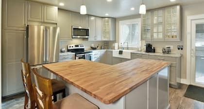 Mountain Oaks Lodge hot tub and mountain adventure