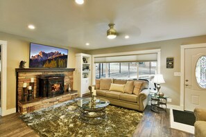 Smart TV, fireplace, DVD player, books - Mountain Oaks Lodge hot tub and mountain adventure (Dunsmuir)