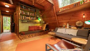 电视、壁炉、书、立体声音响