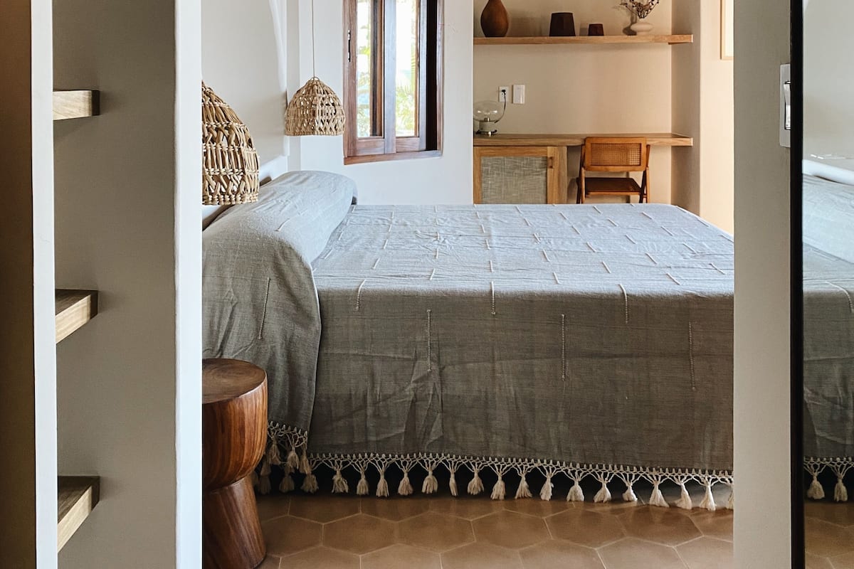 Standaard kamer, gedeeltelijk uitzicht op oceaan | Luxe beddengoed, een minibar, een kluis op de kamer