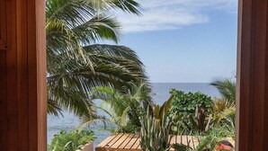 A wooden balcony with a view of the sea and palm trees. - La Joya Sayulita (Sayulita)