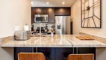 Fridge, cookware/dishes/utensils