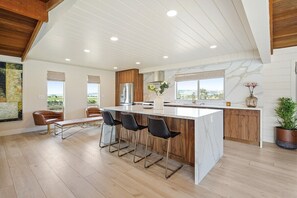 冷蔵庫、電子レンジ、オーブン、コンロ