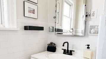 Combined shower/bathtub, hair dryer, towels, soap