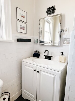 Combined shower/bathtub, hair dryer, towels, soap - Private 2nd story apartment in the heart of Long Beach- Pura Vida! (Long Beach)