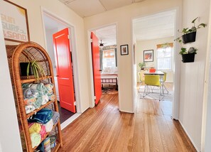 1 bedroom, desk, iron/ironing board, free WiFi - Private 2nd story apartment in the heart of Long Beach- Pura Vida! (Long Beach)