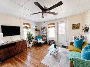 TV, books - Private 2nd story apartment in the heart of Long Beach- Pura Vida! (Long Beach)