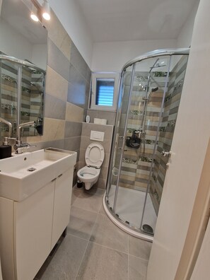 Een douche, een haardroger, handdoeken, zeep