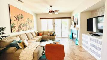 Televisión, chimenea y oficina