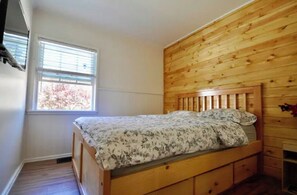 3 quartos, escrivaninha, ferros/tábuas de passar roupa